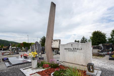 Nagrobni spomenik družine Kralj, France Kralj, 1930, reliefna in obla plastika.